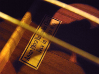 阿部クラシックギターのロゴ